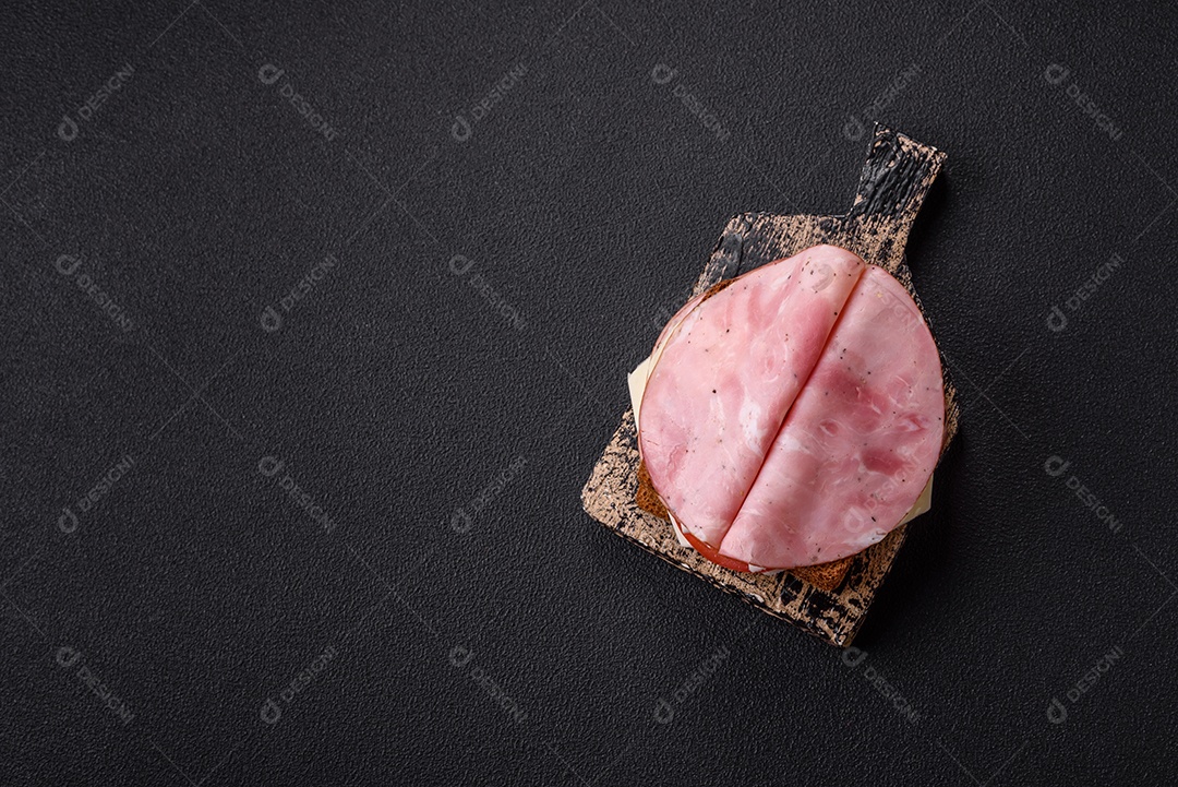 Presunto cortado em fatias quadradas para fazer deliciosos sanduíches nutritivos