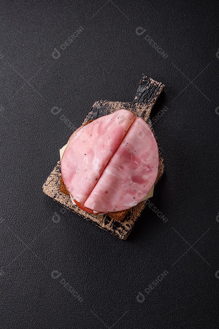 Presunto cortado em fatias quadradas para fazer deliciosos sanduíches nutritivos