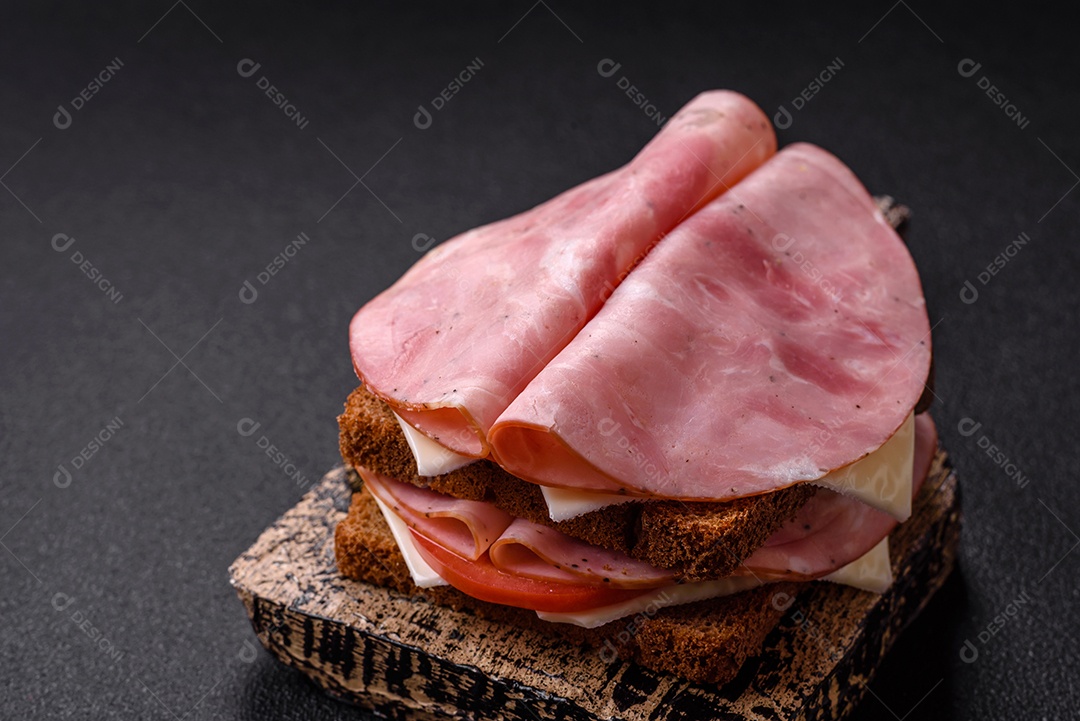 Presunto cortado em fatias quadradas para fazer deliciosos sanduíches nutritivos