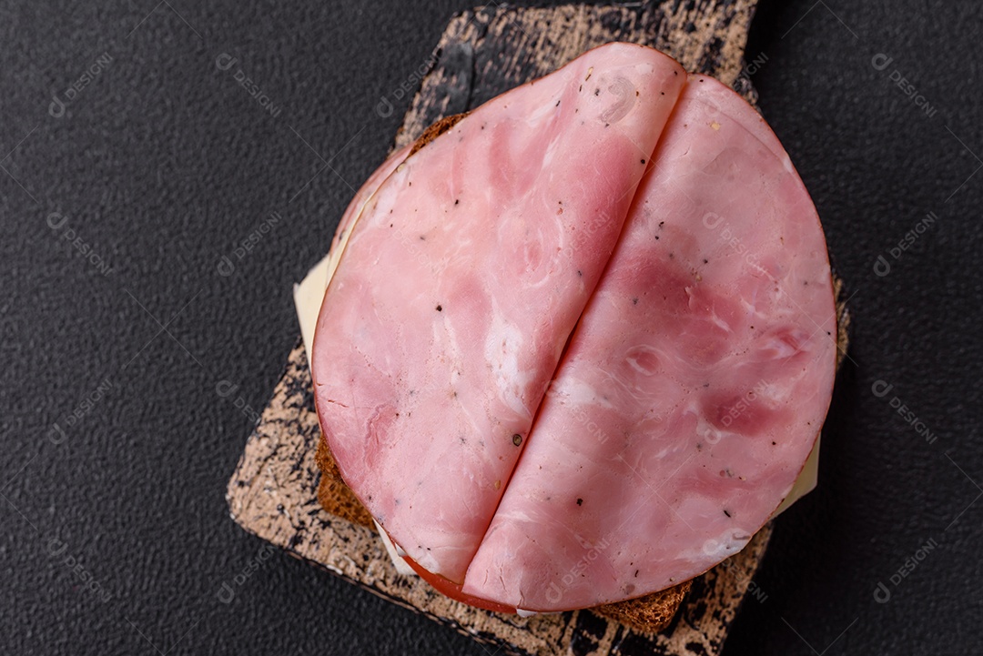 Presunto cortado em fatias quadradas para fazer deliciosos sanduíches nutritivos