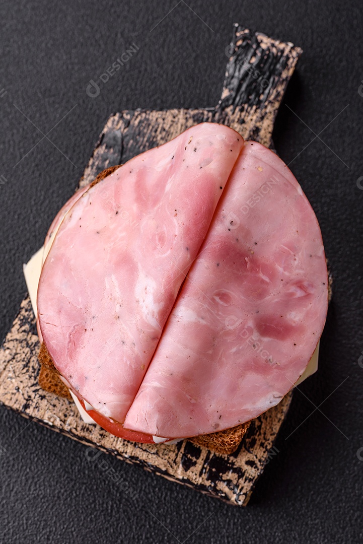 Presunto cortado em fatias quadradas para fazer deliciosos sanduíches nutritivos