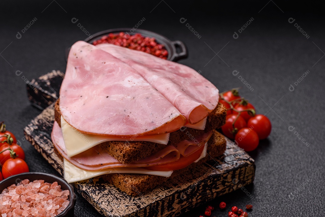 Presunto cortado em fatias quadradas para fazer deliciosos sanduíches nutritivos