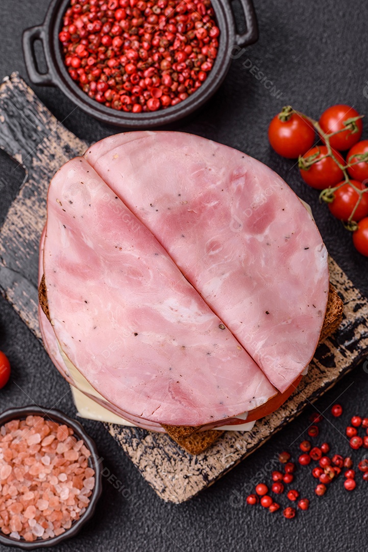 Presunto cortado em fatias quadradas para fazer deliciosos sanduíches nutritivos