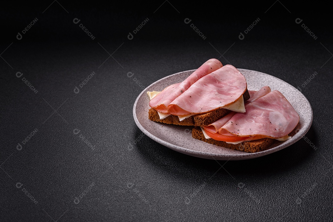 Fatias de presunto em pão em uma mesa concreto