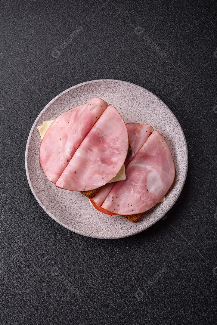Fatias de presunto em pão em uma mesa concreto