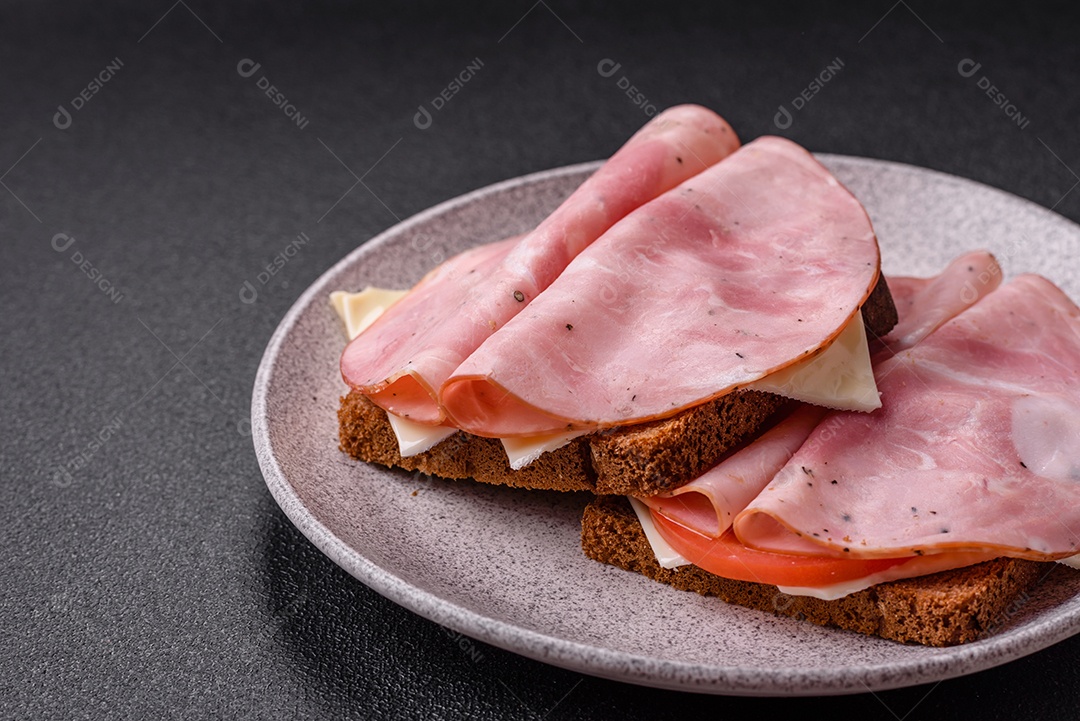Fatias de presunto em pão em uma mesa concreto