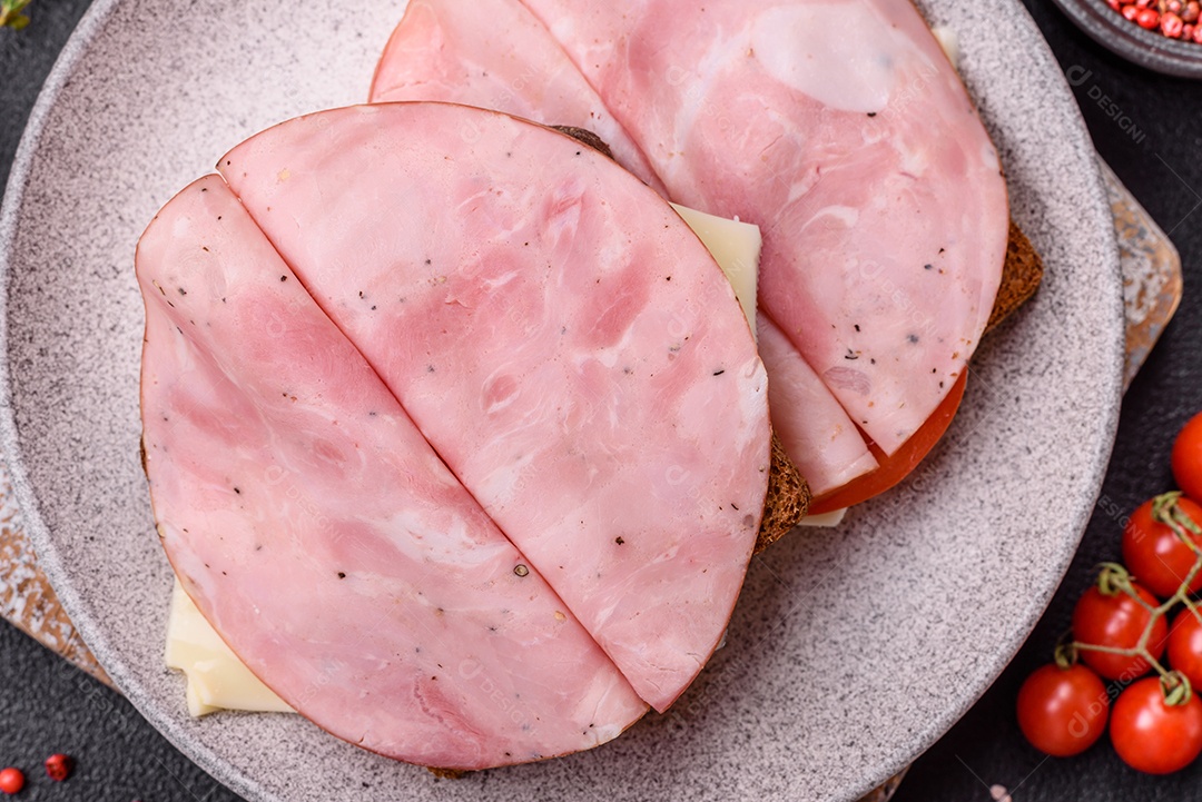 Fatias de presunto em pão em uma mesa concreto