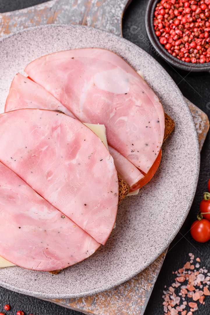 Fatias de presunto em pão em uma mesa concreto