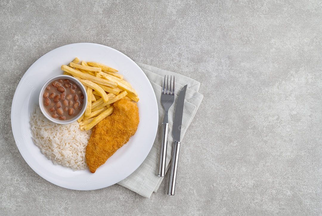 Imagem mostra um prato de comida que inclui