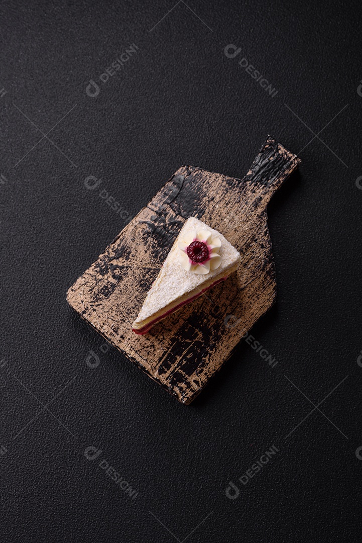 Fatia saborosa de bolo em uma mesa de concreto