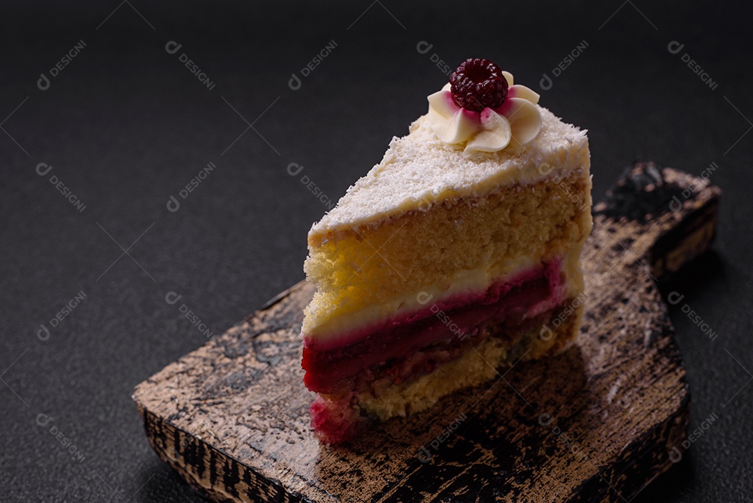 Fatia saborosa de bolo em uma mesa de concreto