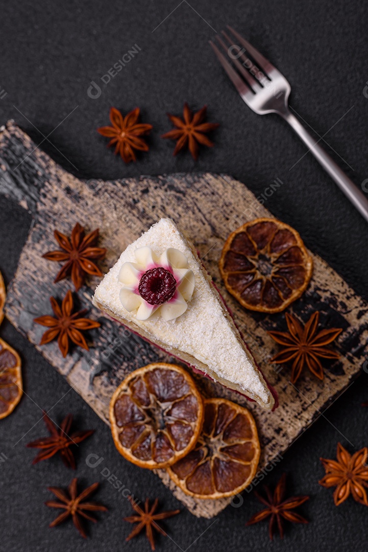 Fatia saborosa de bolo em uma mesa de concreto