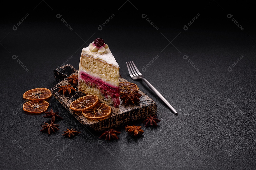 Fatia saborosa de bolo em uma mesa de concreto