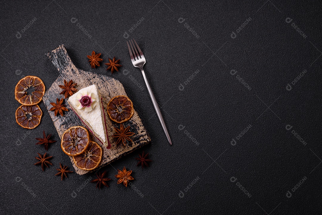 Fatia saborosa de bolo em uma mesa de concreto