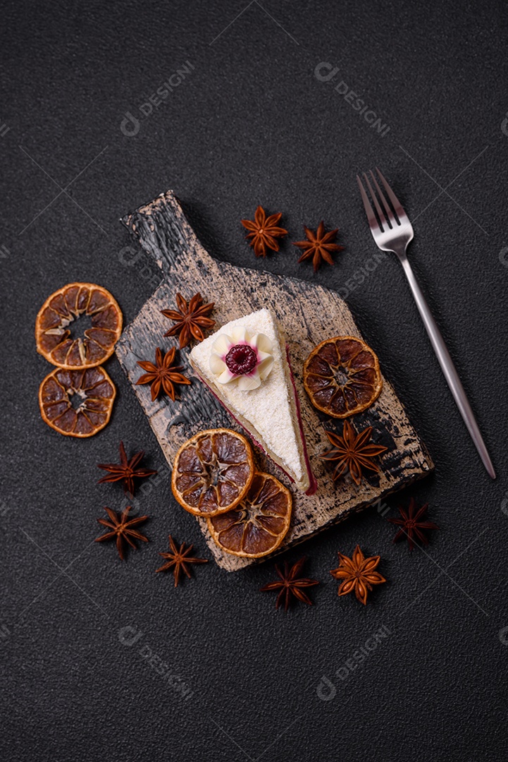 Fatia saborosa de bolo em uma mesa de concreto