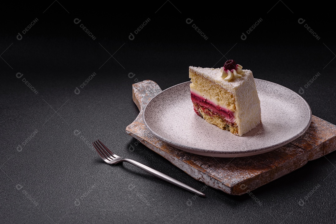 Fatia saborosa de bolo em uma mesa de concreto