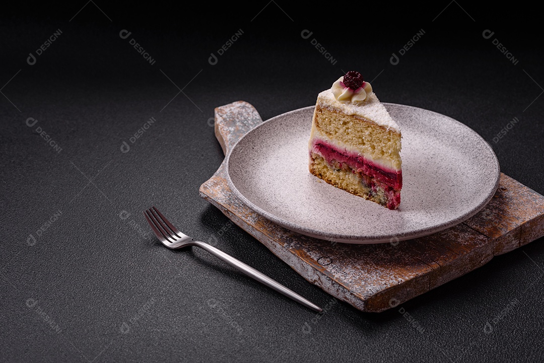Fatia saborosa de bolo em uma mesa de concreto