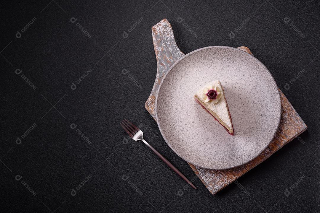 Fatia saborosa de bolo em uma mesa de concreto