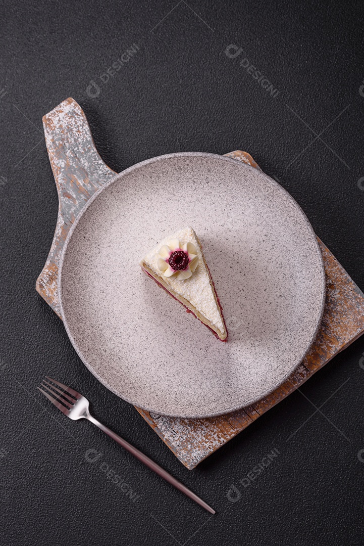 Fatia saborosa de bolo em uma mesa de concreto