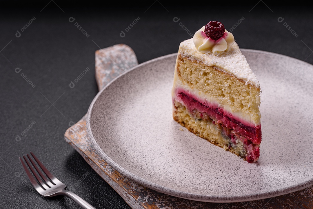 Fatia saborosa de bolo em uma mesa de concreto