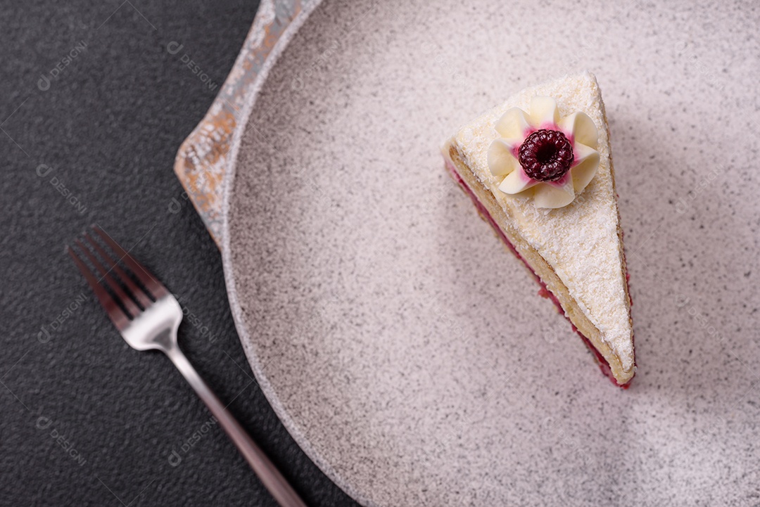 Fatia saborosa de bolo em uma mesa de concreto