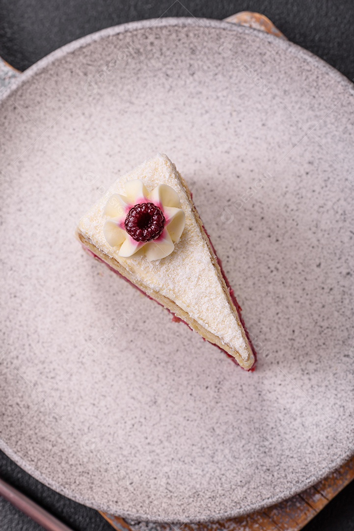 Fatia saborosa de bolo em uma mesa de concreto