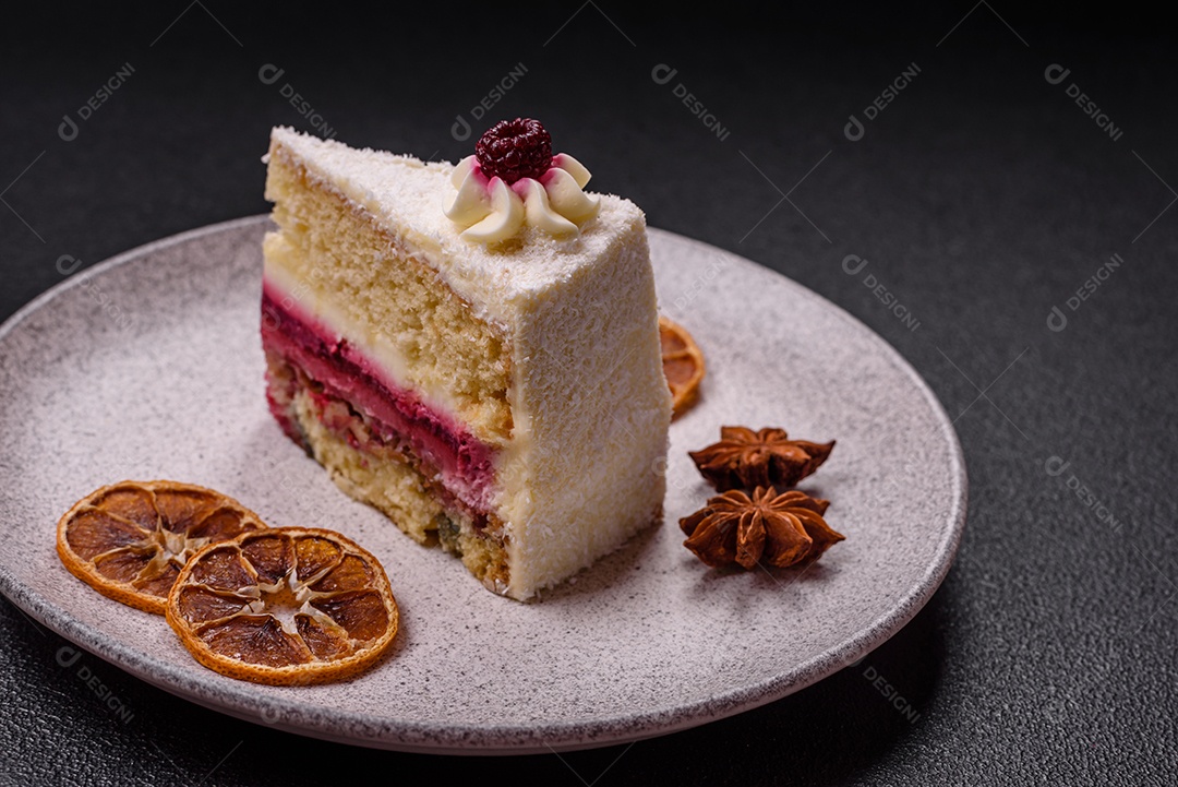 Fatia saborosa de bolo em uma mesa de concreto