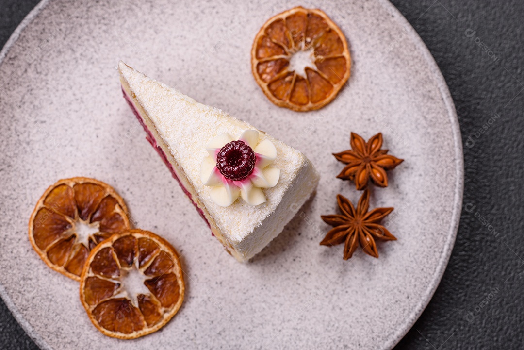 Fatia saborosa de bolo em uma mesa de concreto