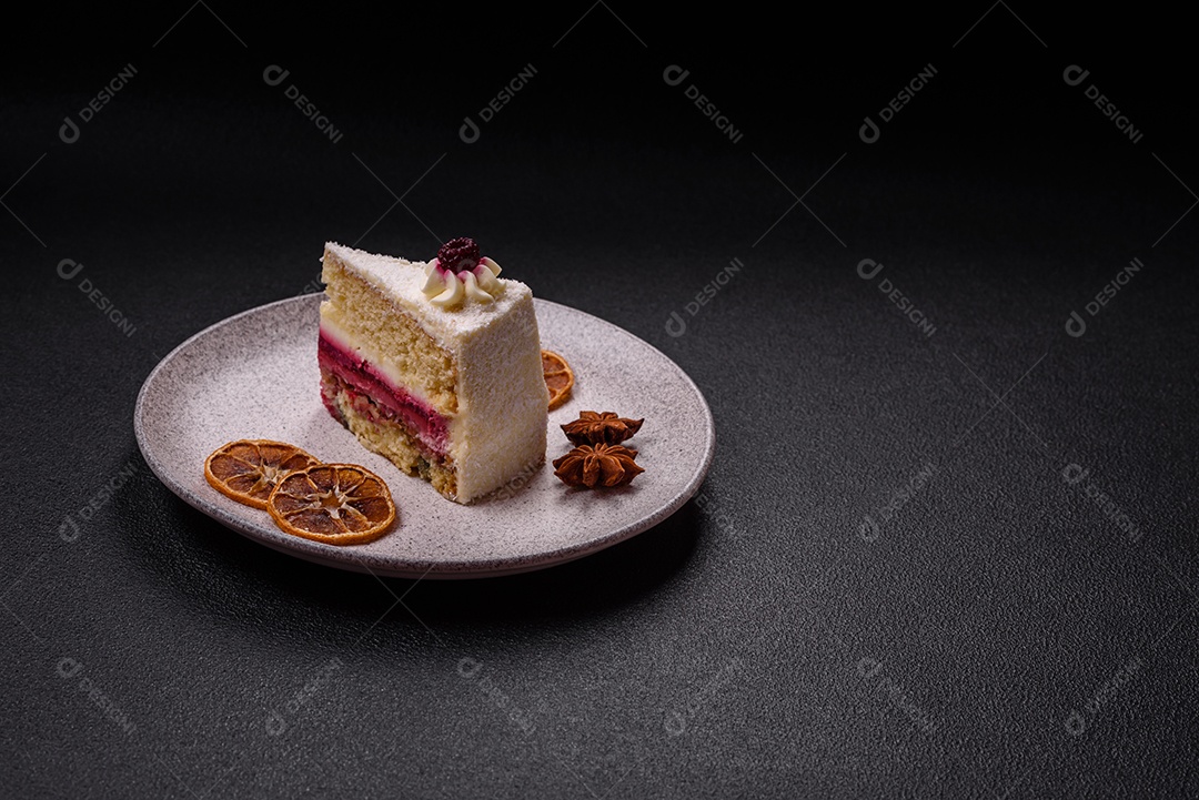 Fatia saborosa de bolo em uma mesa de concreto