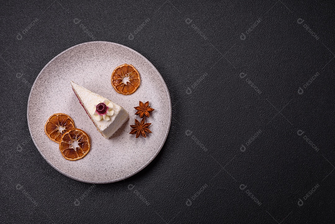 Fatia saborosa de bolo em uma mesa de concreto