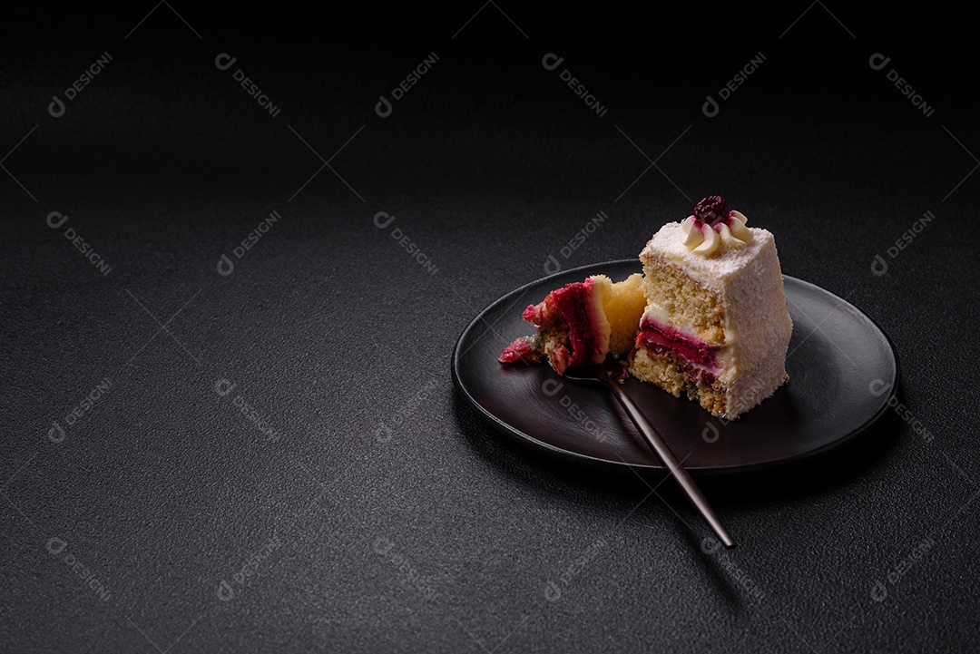 Fatia saborosa de bolo em uma mesa de concreto