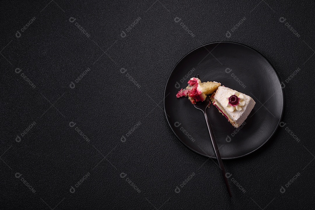 Fatia saborosa de bolo em uma mesa de concreto