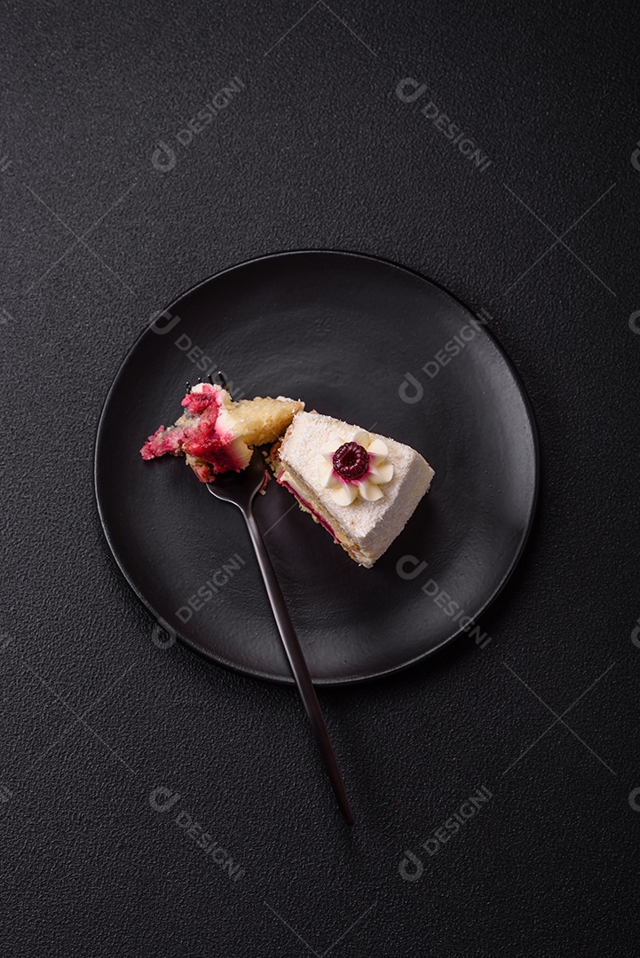 Fatia saborosa de bolo em uma mesa de concreto