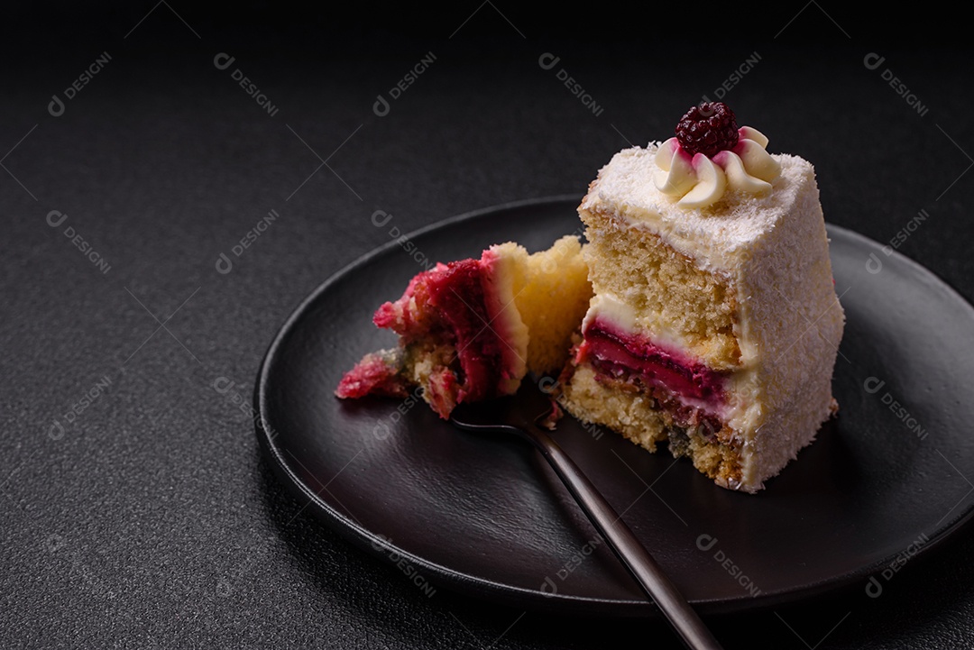 Fatia saborosa de bolo em uma mesa de concreto