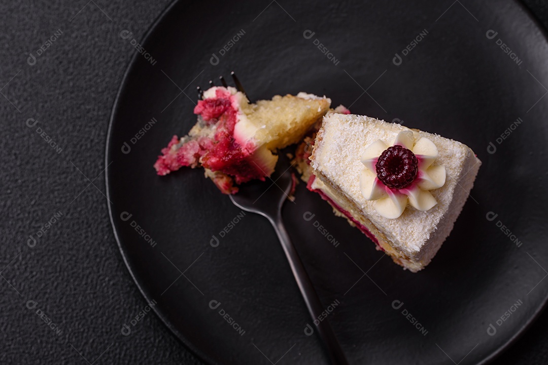 Fatia saborosa de bolo em uma mesa de concreto