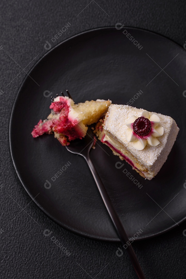 Fatia saborosa de bolo em uma mesa de concreto