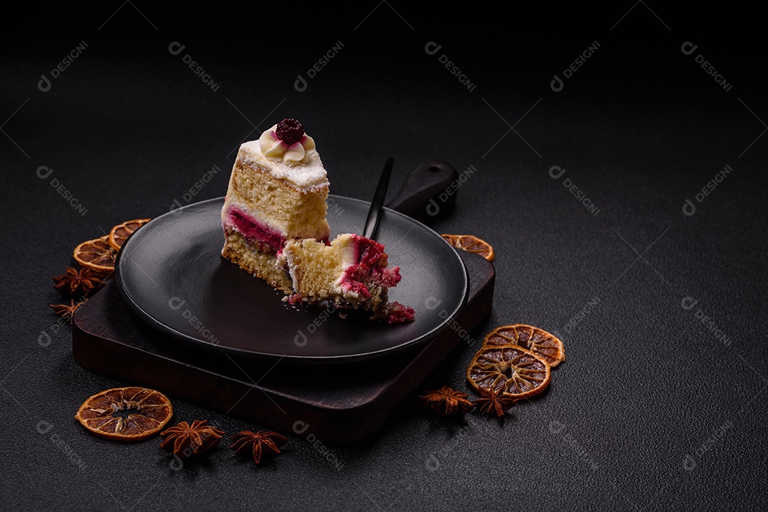 Fatia saborosa de bolo em uma mesa de concreto