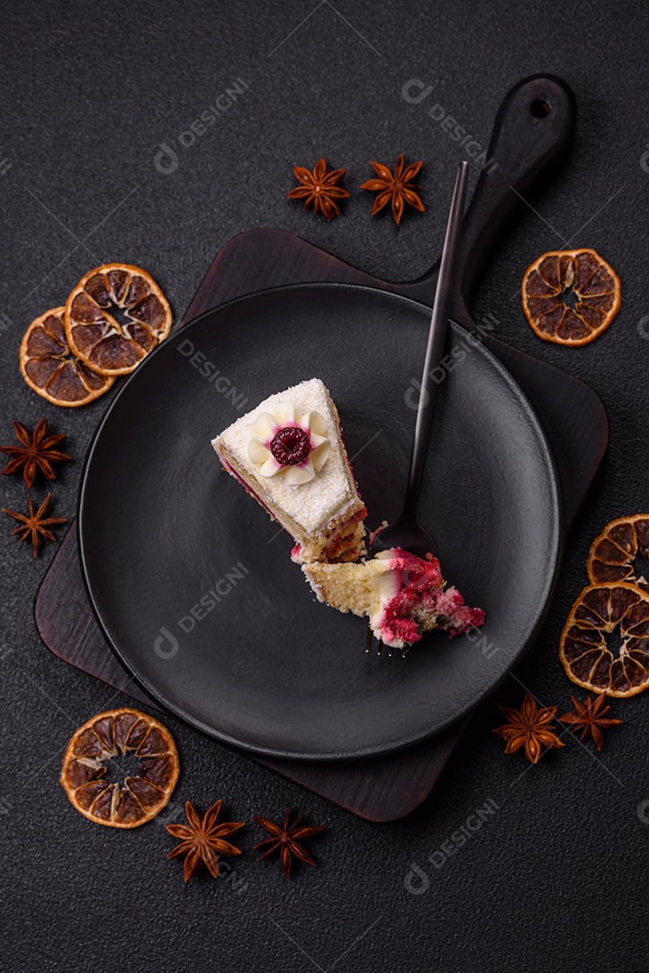 Fatia saborosa de bolo em uma mesa de concreto