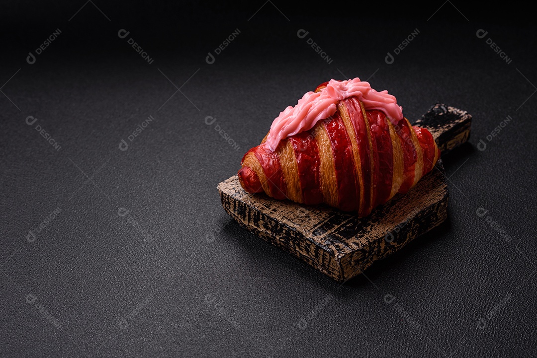 Croissant com morangos frescos