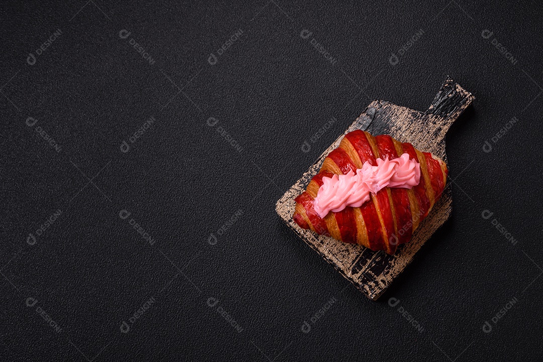 Croissant com morangos frescos