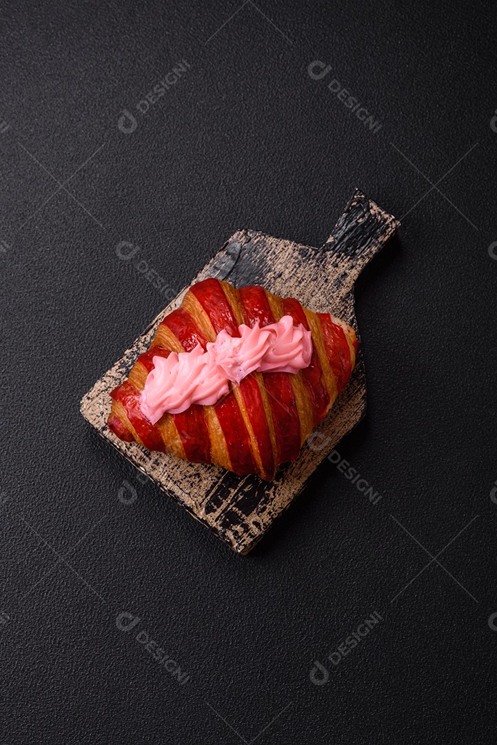 Croissant com morangos frescos