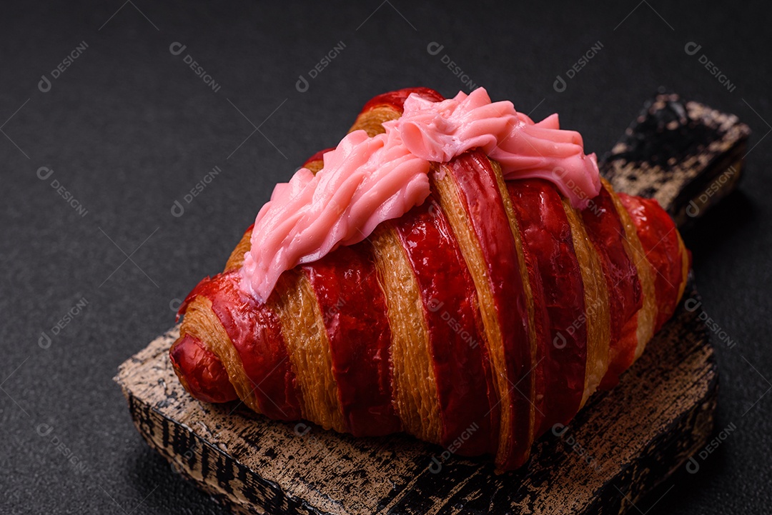 Croissant com morangos frescos