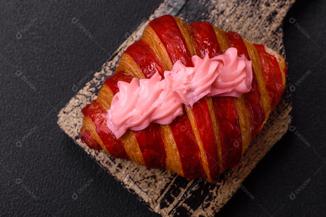 Croissant com morangos frescos