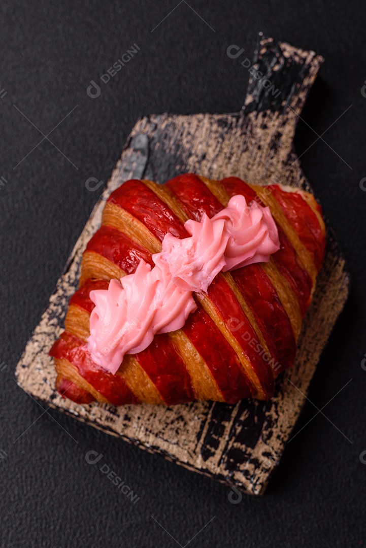 Croissant com morangos frescos