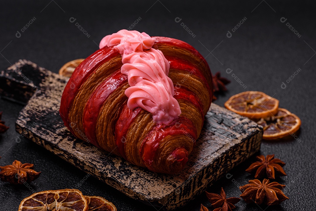 Croissant com morangos frescos