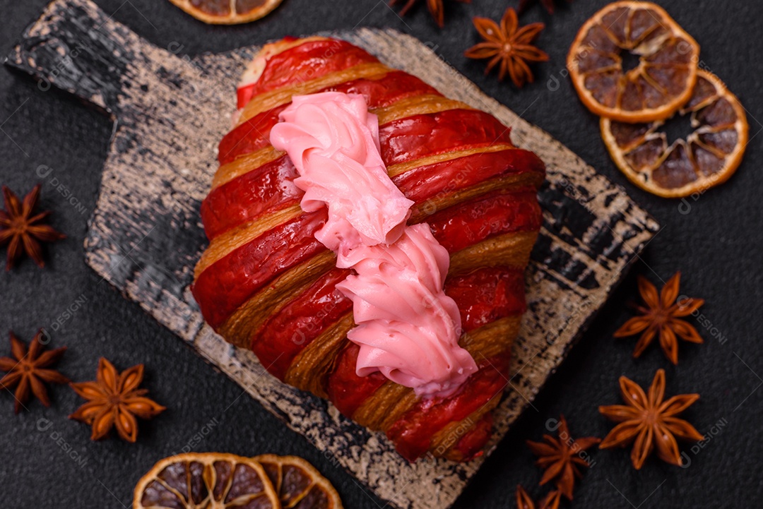 Croissant com morangos frescos