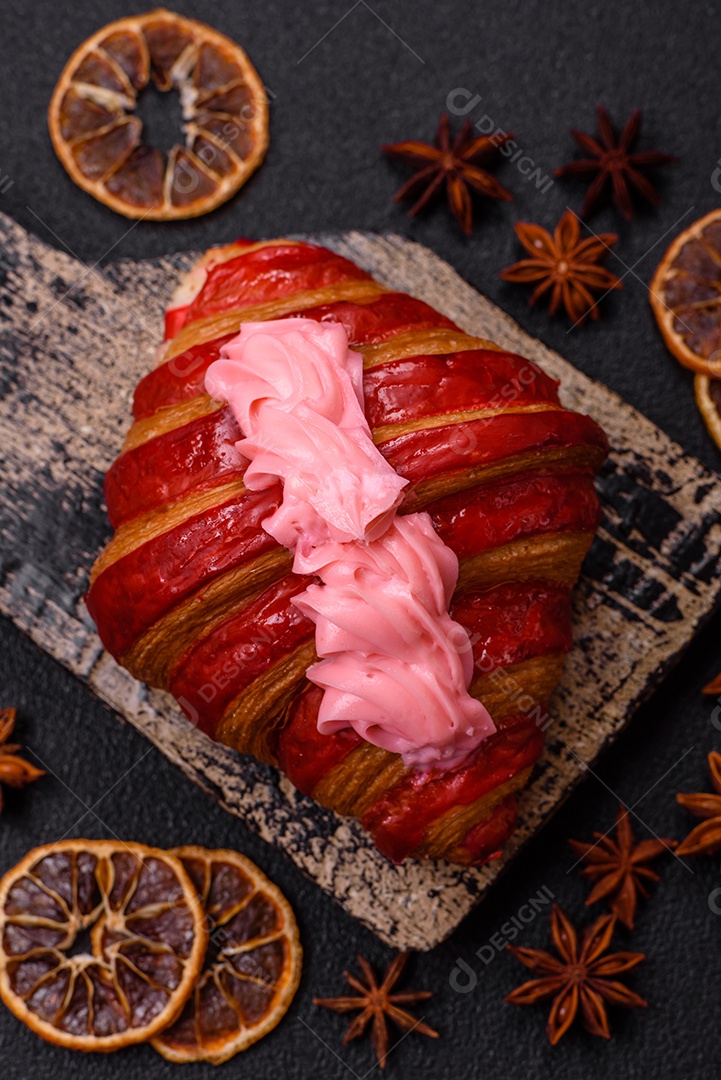 Croissant com morangos frescos