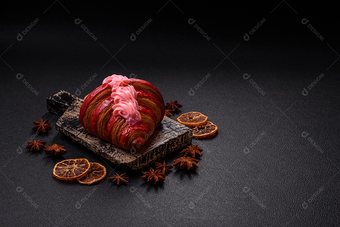 Croissant com morangos frescos