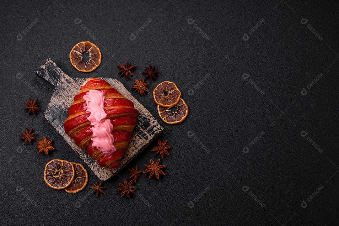 Croissant com morangos frescos