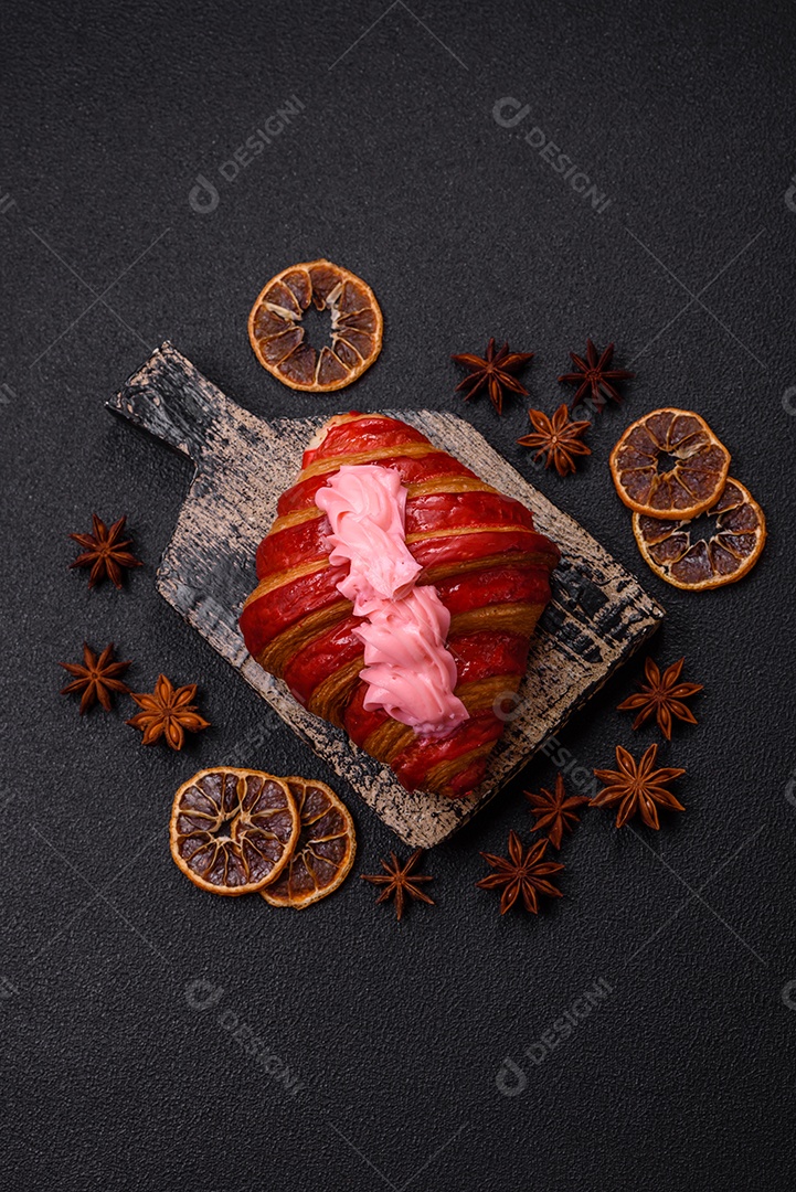 Croissant com morangos frescos